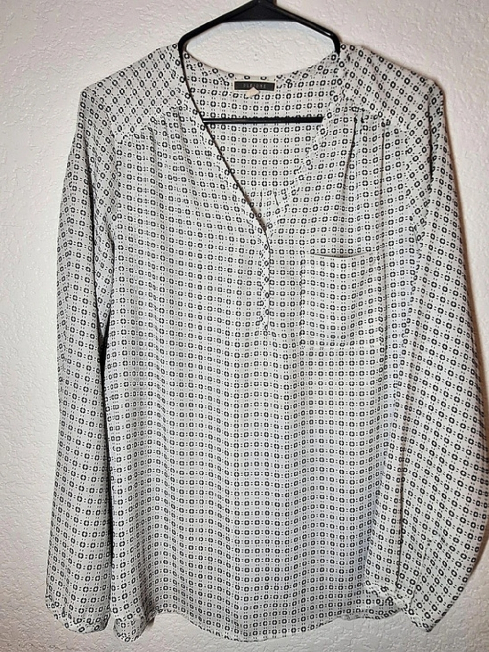 Pleione Long Sleeve Geometric Print V-Neck Blouse White Black Sz M WQZ59331